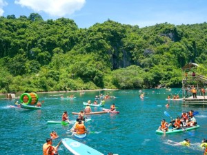 Khám phá những địa điểm vui chơi hấp dẫn quanh Phong Nha: Từ hang động kỳ vĩ đến dòng sông thơ mộng.