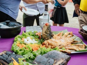 Lễ hội Cá Trắm Sông Son và Đua thuyền truyền thống chào mừng 30/4 tại Phong Nha