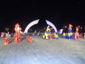 Lễ hội đường phố rực rỡ: Diễu hành, múa bông và chèo cạn mang đến một ngày hội sôi động, đầy màu sắc.