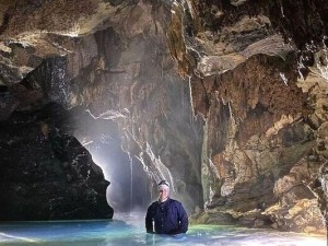 Thử thách bản thân tại hang động kỳ bí Quảng Bình