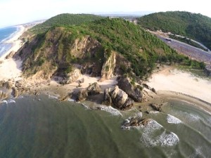 Biển Đá Nhảy: Bãi biển hoang sơ đẹp mê hồn gần Đồng Hới, điểm đến lý tưởng cho du khách yêu thiên nhiên.