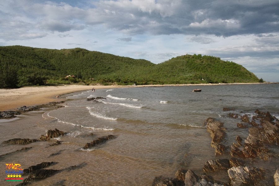 Du lịch Quảng Bình đến điểm mộ đại tướng ở Vũng Chùa - Đảo Yến 2