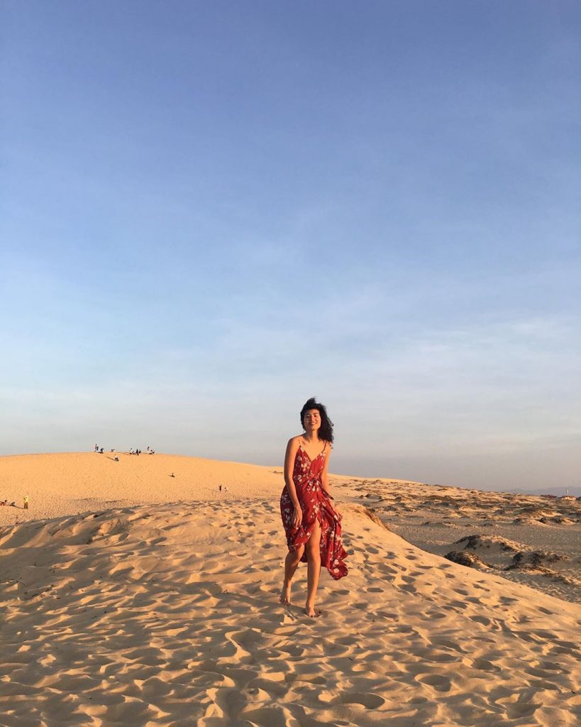 Ngoài biển Nhật Lệ du khách có thể hữu ngay những bức hình check in “xịn sò” nhất khi đến đồi cát Quang Phú