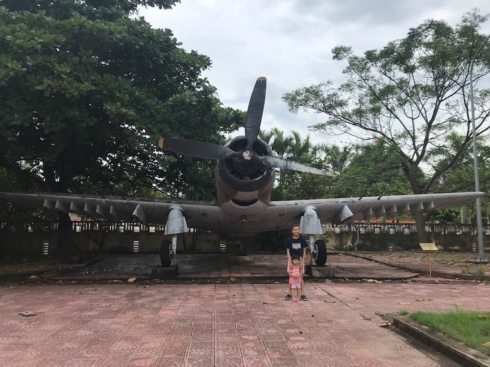 Máy bay chiến đấu được lưu giữ tại khuôn viên bảo tàng Quảng Bình