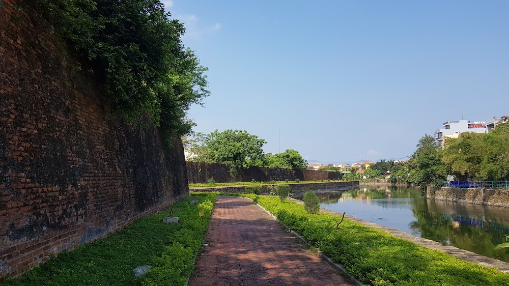 Con đường xanh bên dòng sông nhỏ bao quanh Quảng Trường