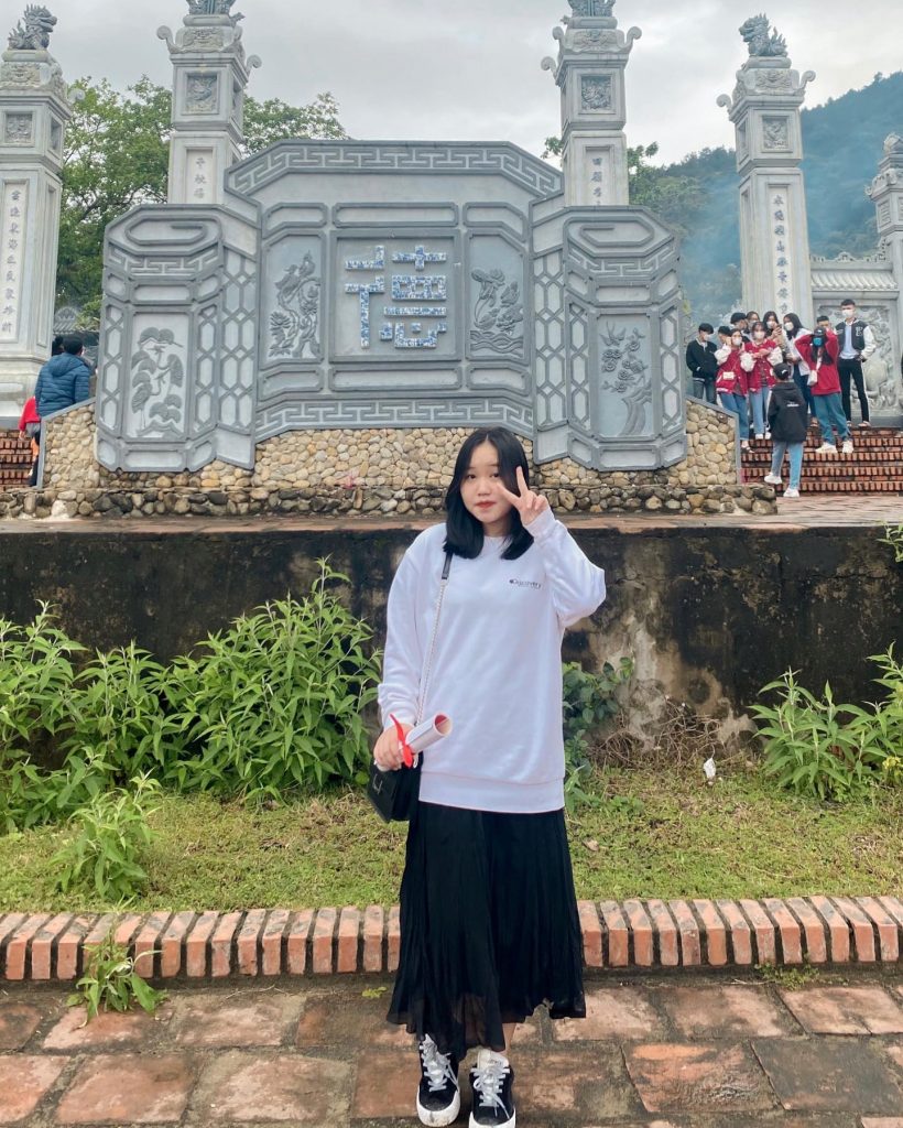 Du khách thăm viếng đền Thánh mẫu Liễu Hạnh Quảng Bình
