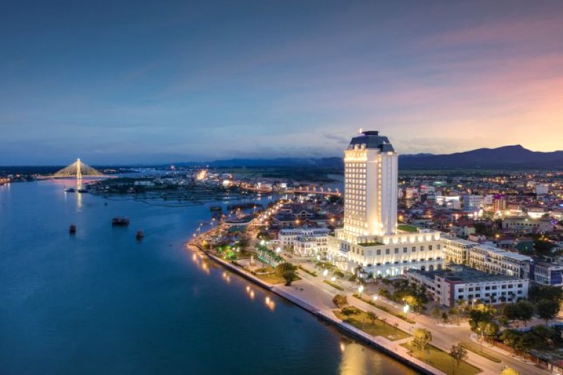 Ngắm dòng Nhật Lệ Quảng Bình.