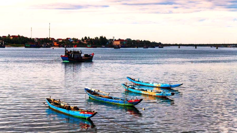 Ngắm dòng Nhật Lệ thơ mộng.