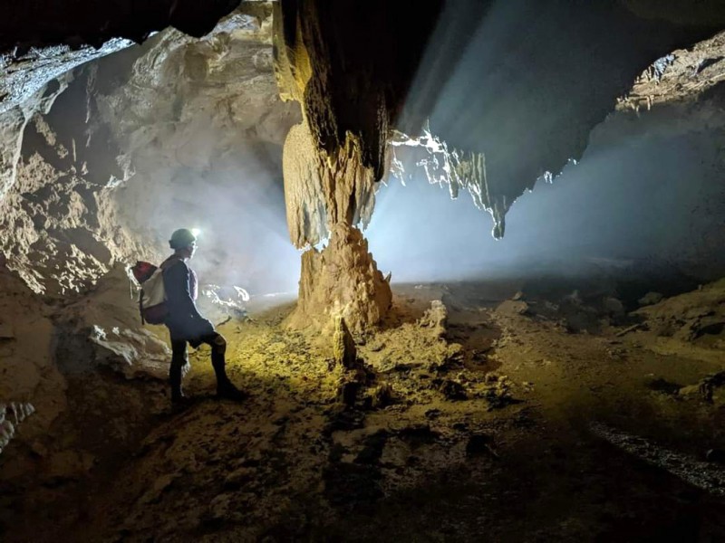 Phát hiện 5 hang động