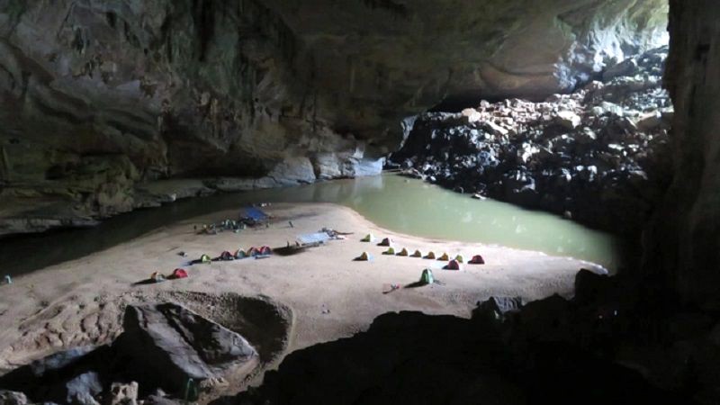 bên trong hang én