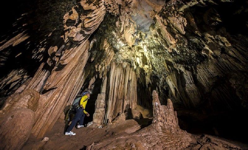 thạch nhũ lớn tại hang vòm