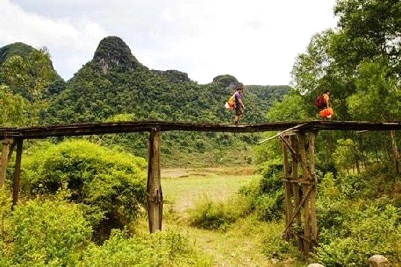 băng qua cầu gỗ