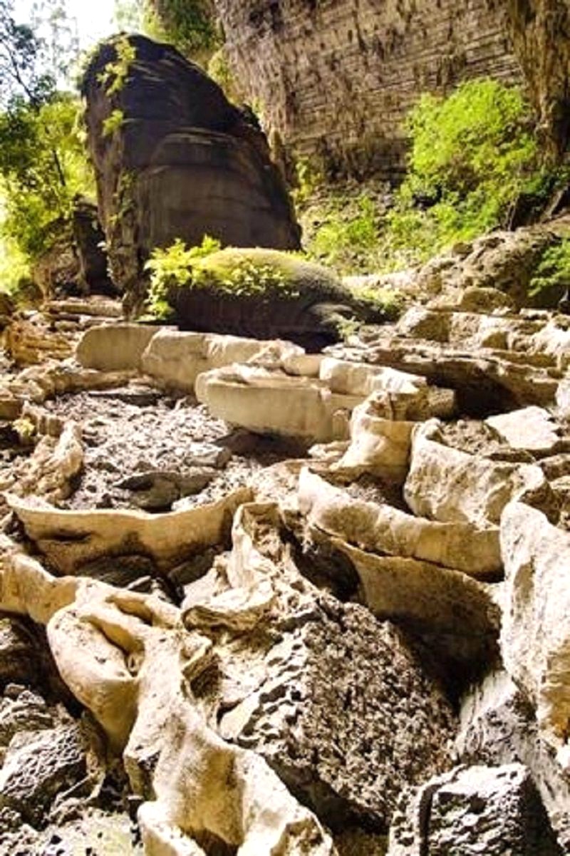 trước cửa hang tiên